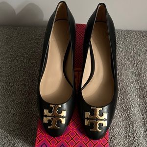Authentic brand new in box Tory Burch black and gold low pump size 6.5